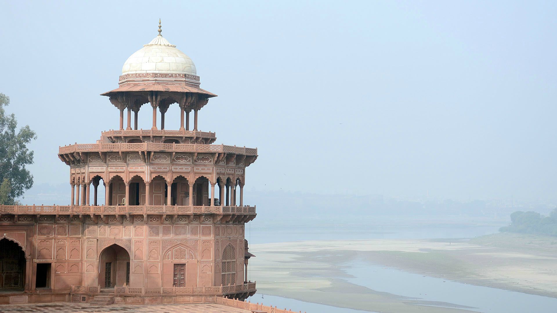 Taj Mahal - jeden z siedmiu cudów nowożytnego świata. Indyjskie Mauzoleum wzniesione przez Szahdżahana z Dynastii Wielkich Mogołów na pamiątkę ukochanej żony Mumtaz Mahal